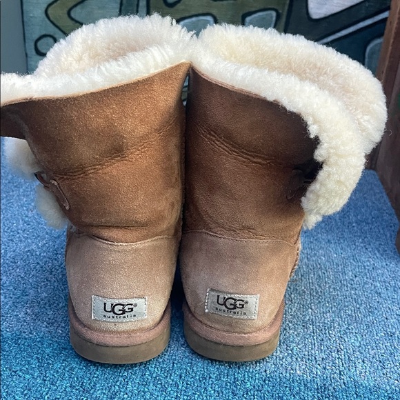 UGG Cream Shearling Boots - Picture 6 of 8